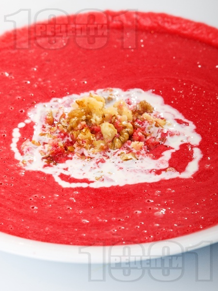 Крем супа от червено цвекло, сметана орехи - снимка на рецептата